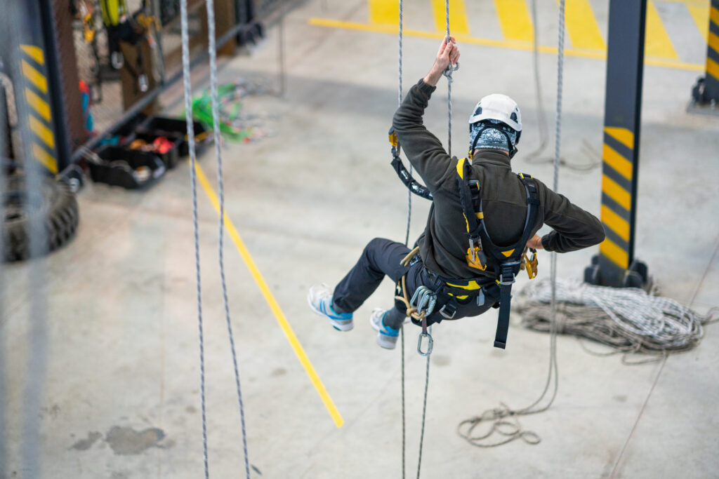 PSAgA Schulung - Teilnehmer seilt sich ab